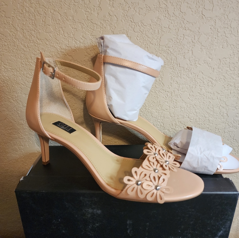 Tan ankle strap sandals. Sz 7